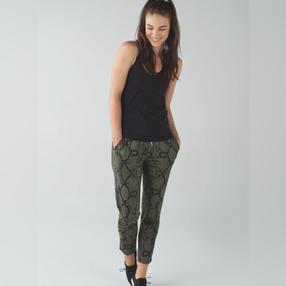 EUC-Lululemon Jet Crop Luxtreme Ziggy Snake Fatigue Green Gator Green -Rare Size
